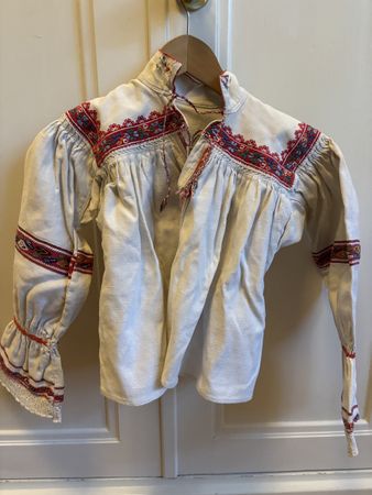 Wunderschöne Kinder Trachtenbluse mit Stickerei, Grösse S