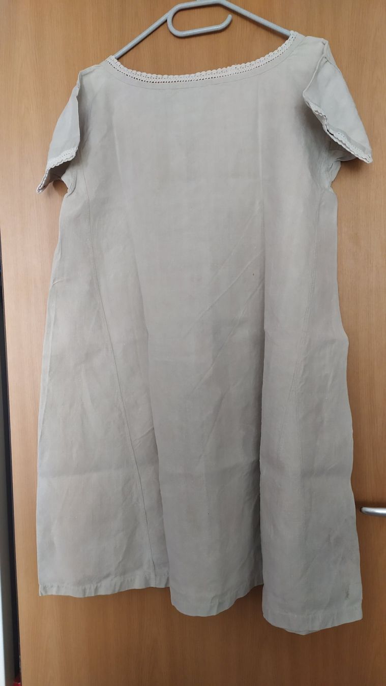 Vestiti: Uraltes Leinenkleid mit gehäkelten Rändern – Usato da Chezard St-Martin venduto da Loucail 1