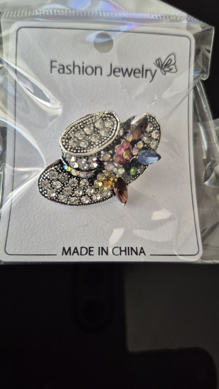 Spille & Fermagli: Schmuck-Broche  Hut mit Steinen neu – Nuovo e nell'imballaggio originale da Schiers venduto da Carmela8