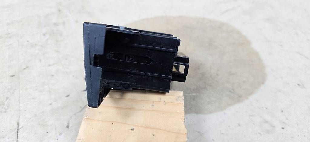 Volkswagen Tutti pezzi di ricambio auto: VW T4 Lichtschalter Schalter Licht Scheinwerfer 7D0941531C – Usato da Schaffhausen venduto da Parg86 1