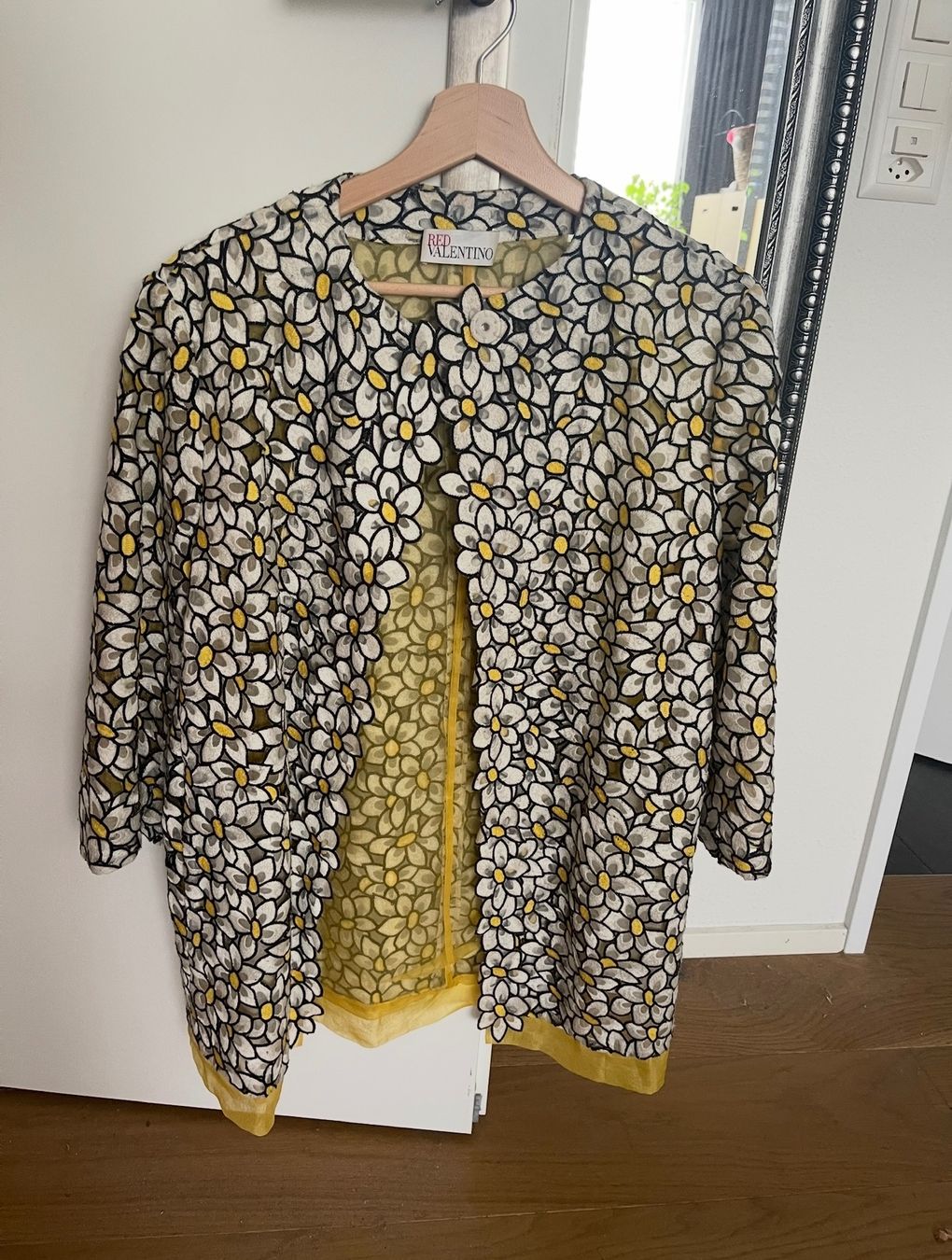 Cappotti: Red Valentino Daisy Coat – Usato da Unterägeri venduto da Nadiatweshe