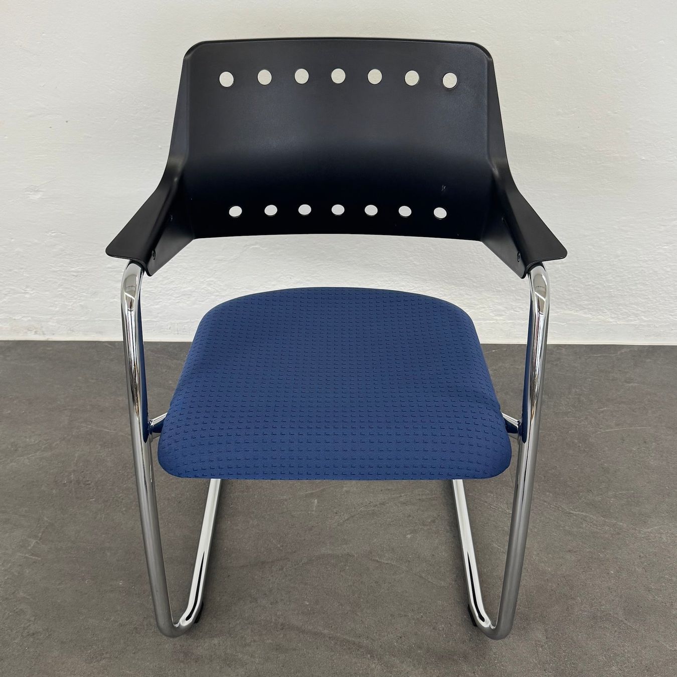 Girsberger Stühle: Girsberger 3300 Freischwinger mit Sitzfläche Stoff Blau - – Gebraucht aus Schönenwerd von mcofficeshop