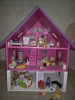 Puppenhaus aus Holz mit viel Zubehör.