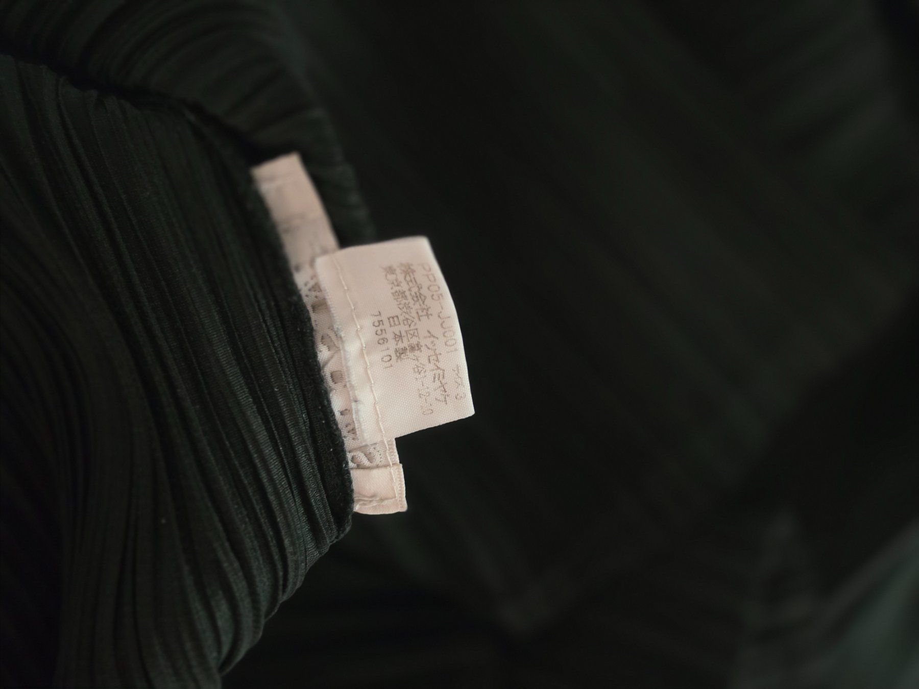 Issey Miyake Camicette: ISSEY MIYAKE   PLEATS PLEASE Schwarze Bluse / Grösse M  – Usato da Zürich venduto da connem 5