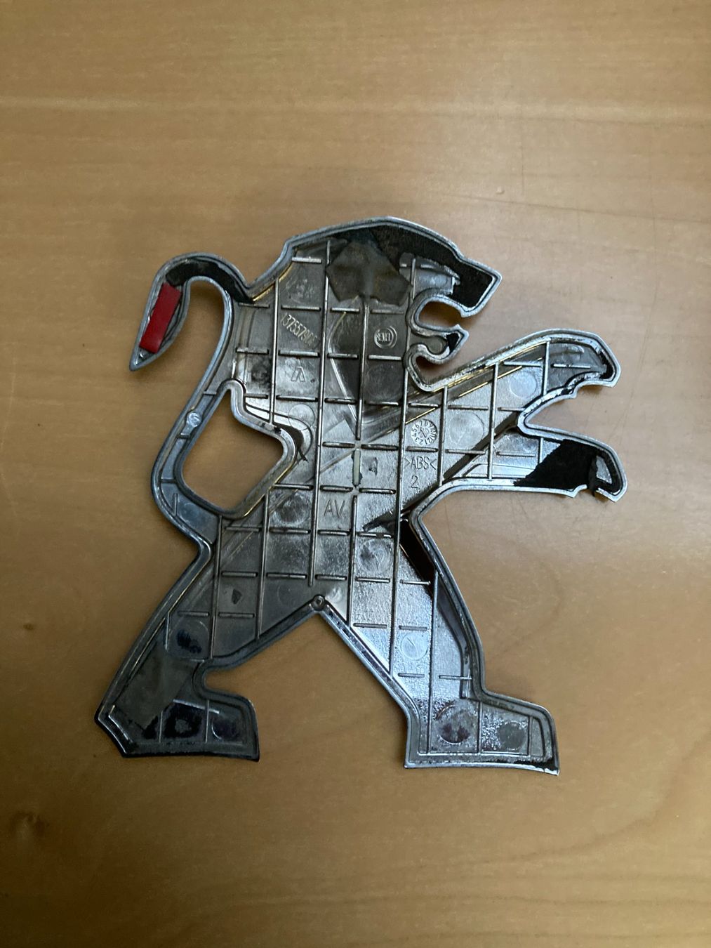 Peugeot Tutti pezzi di ricambio auto: Peugeot Löwe Logo Emblem Auto Kühlerfigur – Usato da Cham venduto da WB2223 1