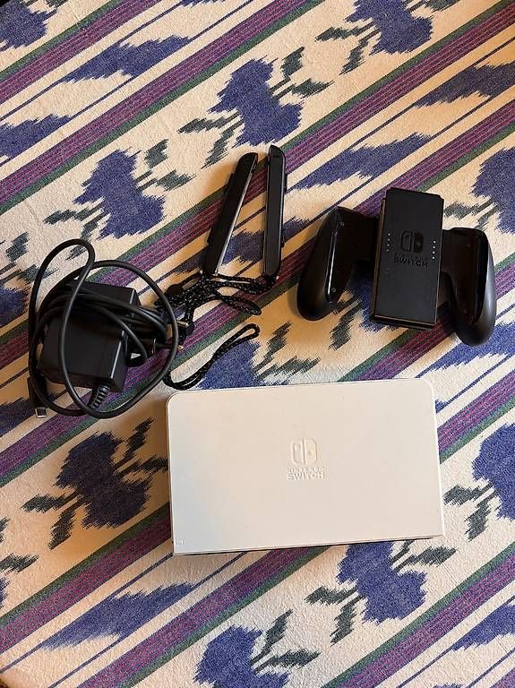 Console: Nintendo Switch Oled + jeux + manette pro et accessoires – Usato da Lausanne venduto da mic_q82j 2