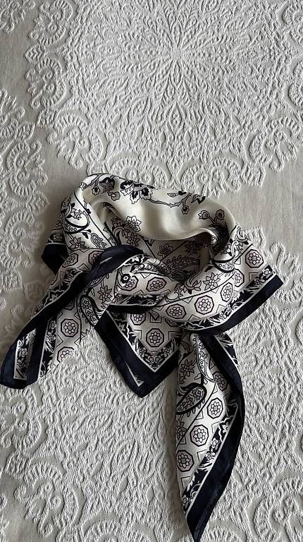 Foulard & Sciarpe:  Foulard Mango Paisley – Usato da Hünenberg See venduto da Schulers 1