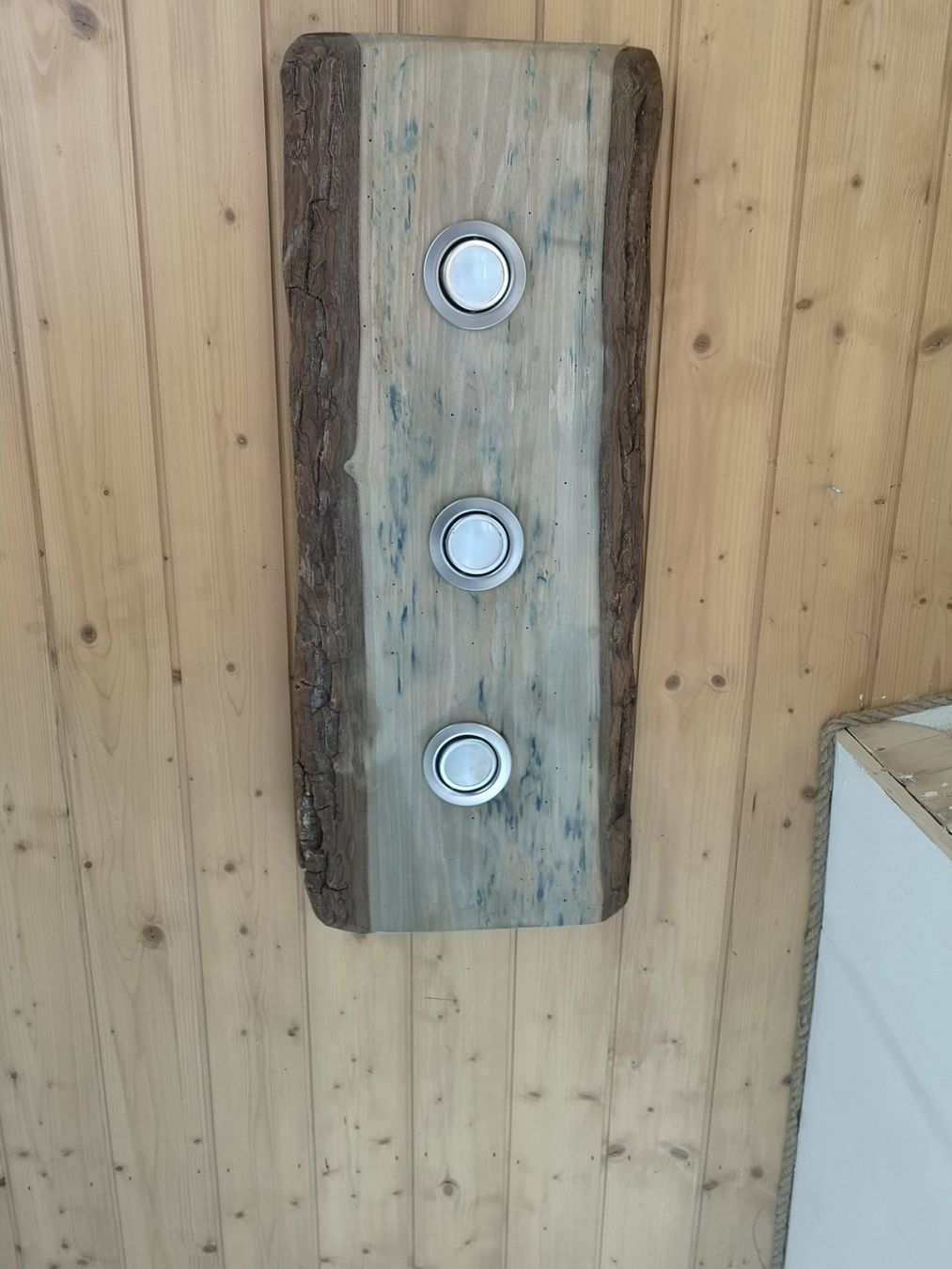 Lampadari & plafoniere: LED Deckenlampe aus einem alten Nussbaum Brett – Usato da Sisikon venduto da Creantic-Art 3