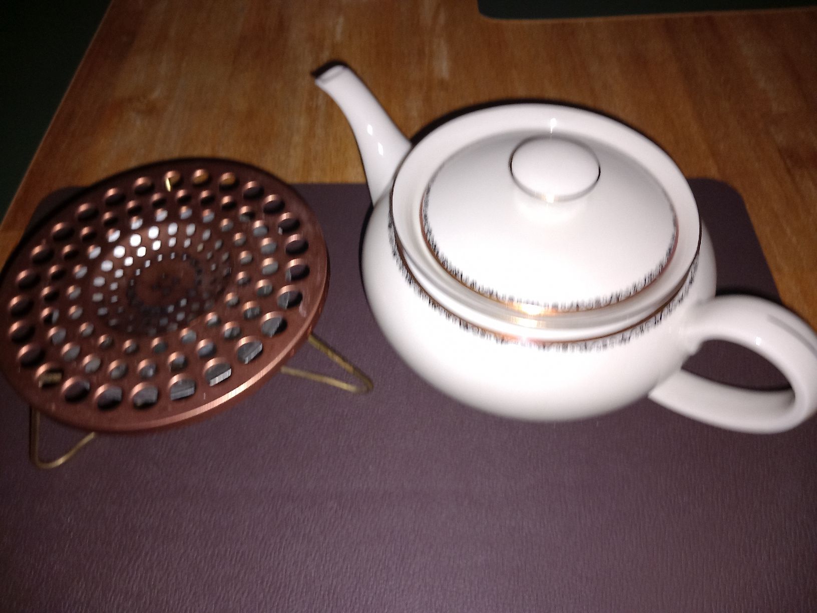 Teekannen: GARTEN TEA TIME: STÖVCHEN MIT TEEKANNE/ LANGENTHAL – Gebraucht aus Aegerten von gismolini 1