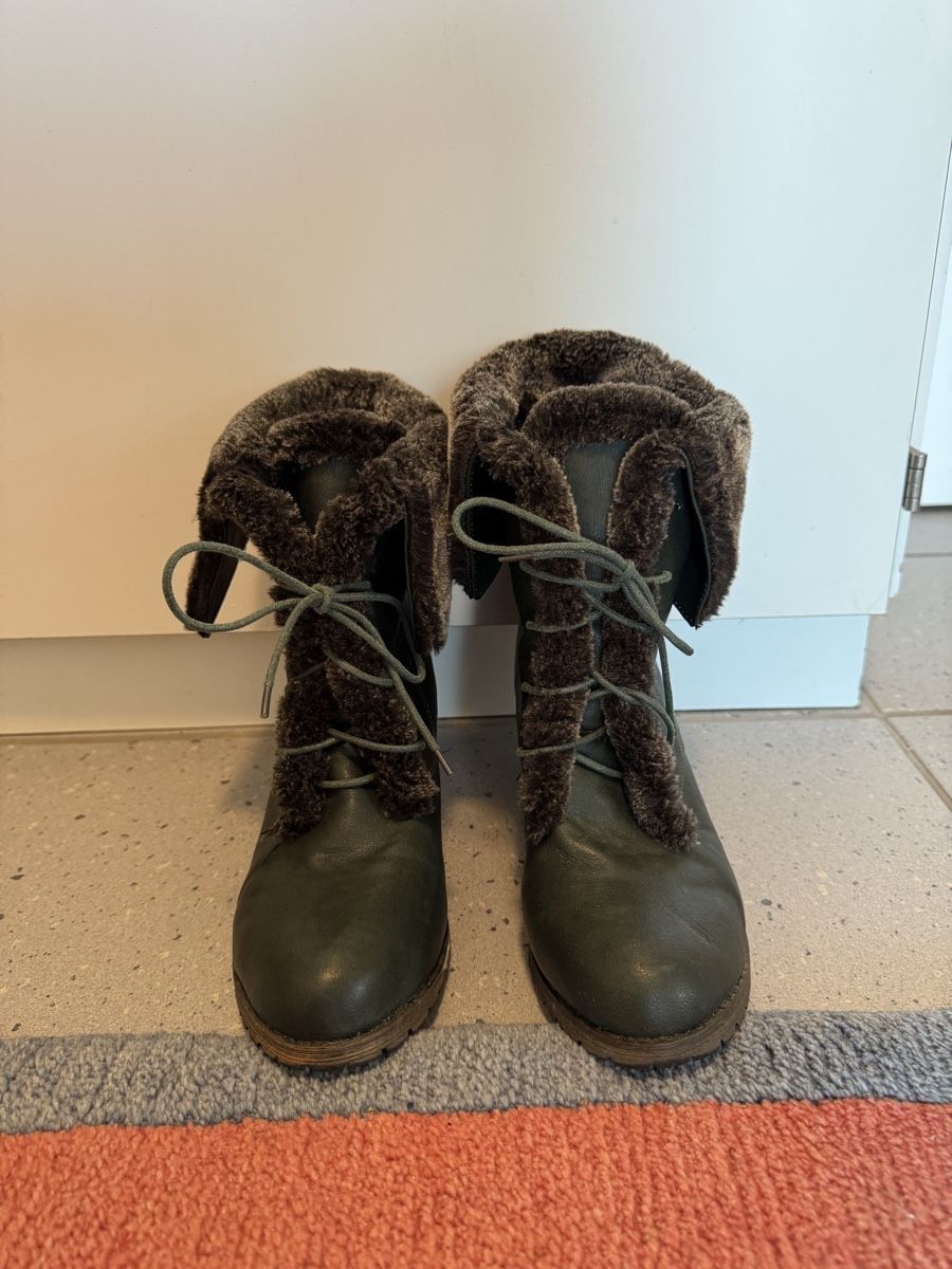 Damenschuhe: Leder Stiefel mit Absatz und Fell – Gebraucht aus Aesch BL von comven