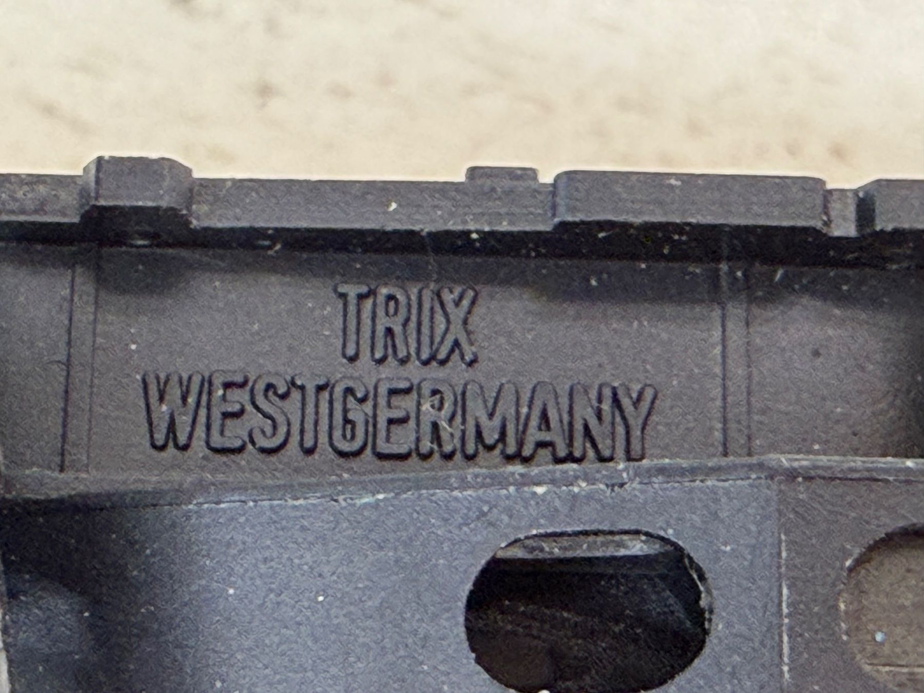 Trix Modellini di ferrovie: Trix Rungenwagen mit Containern – Usato da Büsserach venduto da ModellbahnDepot 6