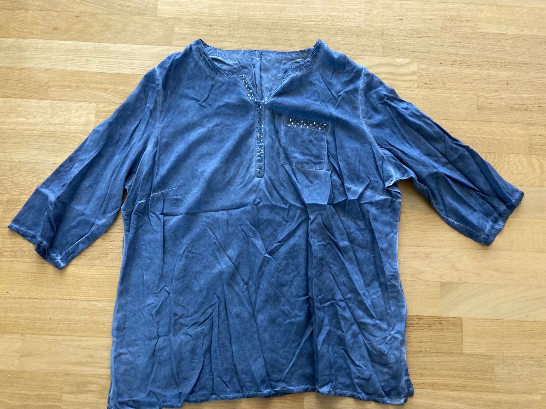 Blusen: 3/4 Bluse Gr. 48 blau mit Ersatzknopf – Neu (gemäss Beschreibung) aus Frauenfeld von manuburg