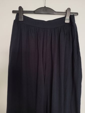Light and comfortable wide-leg trousers from Muji