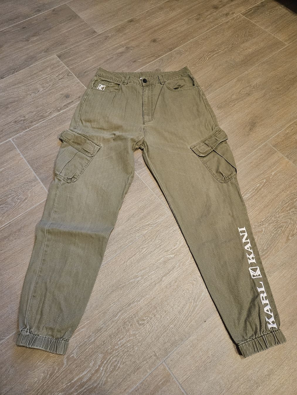 Pantaloni: Pantalon cargo KARL KANI – Usato da Arveyes venduto da sape.online