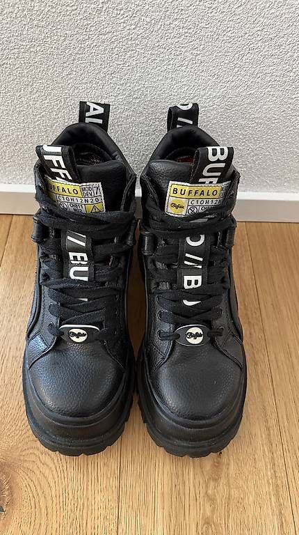 Damenschuhe: BUFFALO Schnürstiefelette 'Aspha' in Schwarz  – Neu und originalverpackt aus Frauenfeld von Rebecca.97 1