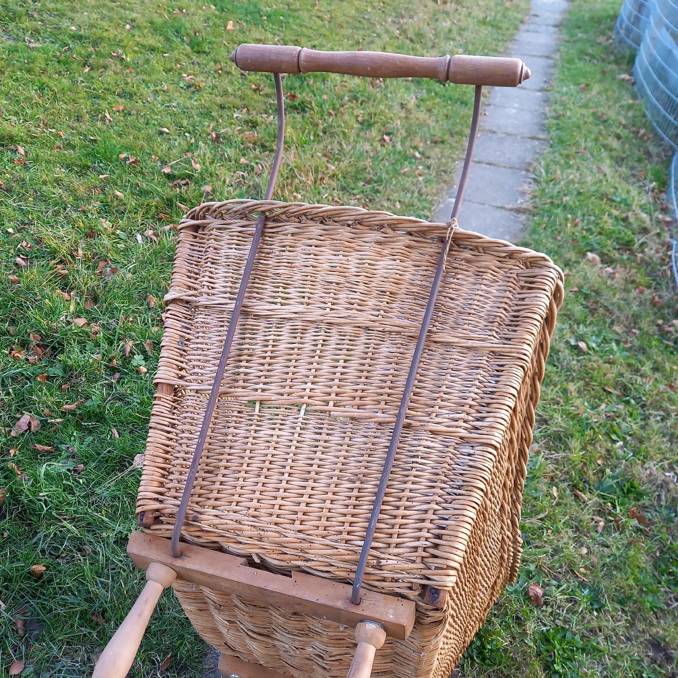 Culle: Antiker Stubenwagen mit Holzräder – Usato da Galgenen venduto da Allerlei8854 5