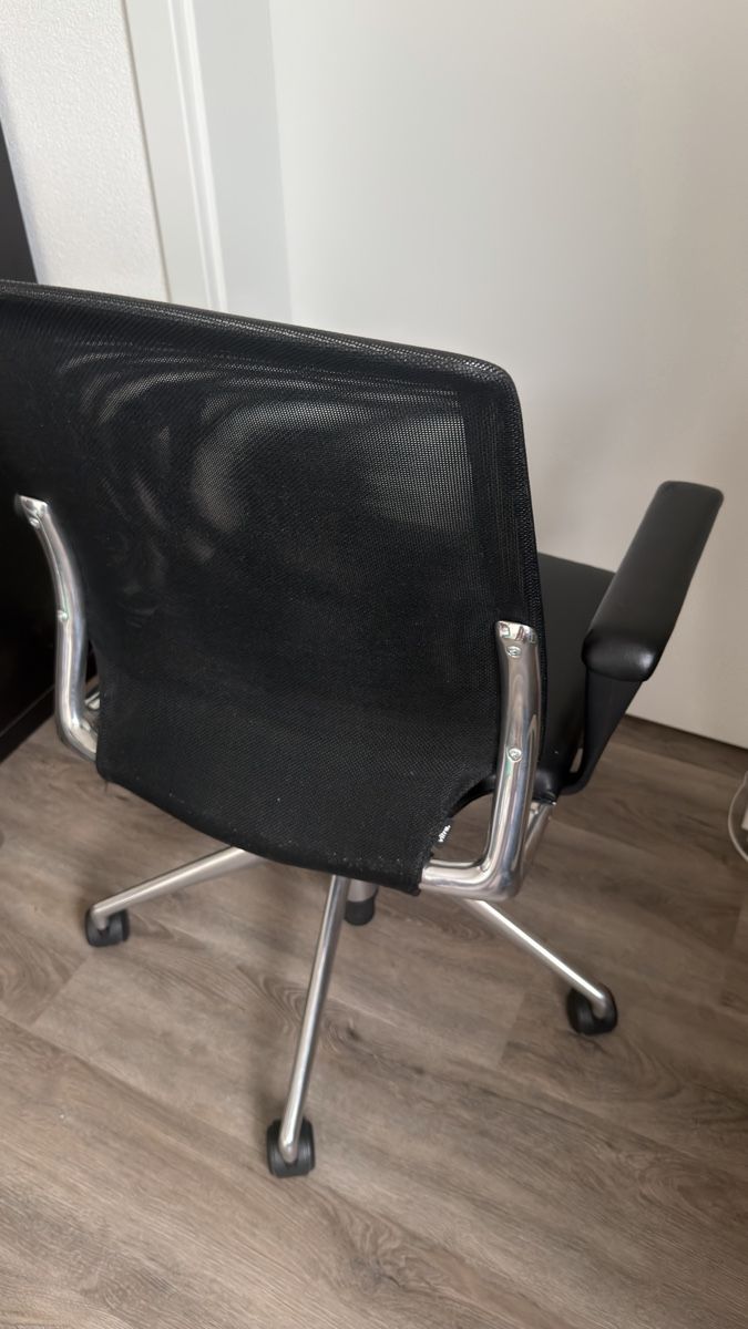 Vitra Sedie: Vitra Meda Chair Leder mit Rollen – Usato da Wolfwil venduto da Poulet60 4