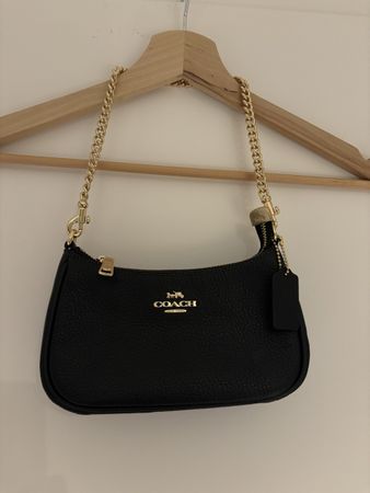 Schwarze Coach Handtasche mit Goldkette, gut erhalten!