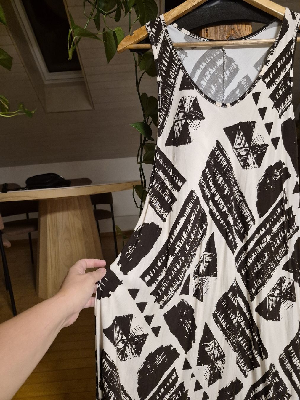 Vestiti: Kleid weiss schwarz gemustert ärmellos  – Usato da Frauenfeld venduto da mel_2gqy 1