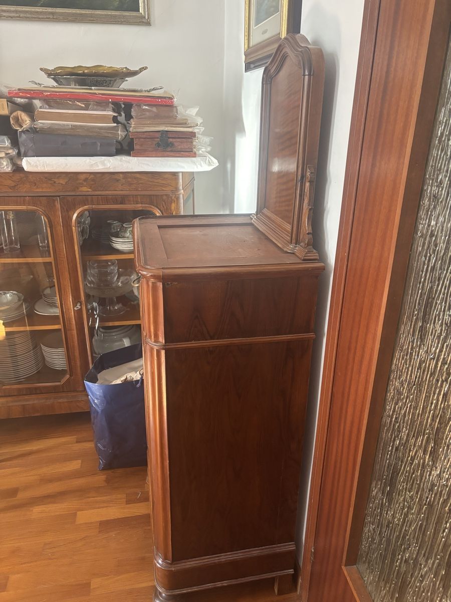 Comodini: Comodini in noce , stile  liberty ottimo stato – Usato da Bissone venduto da gio_8zmy 2