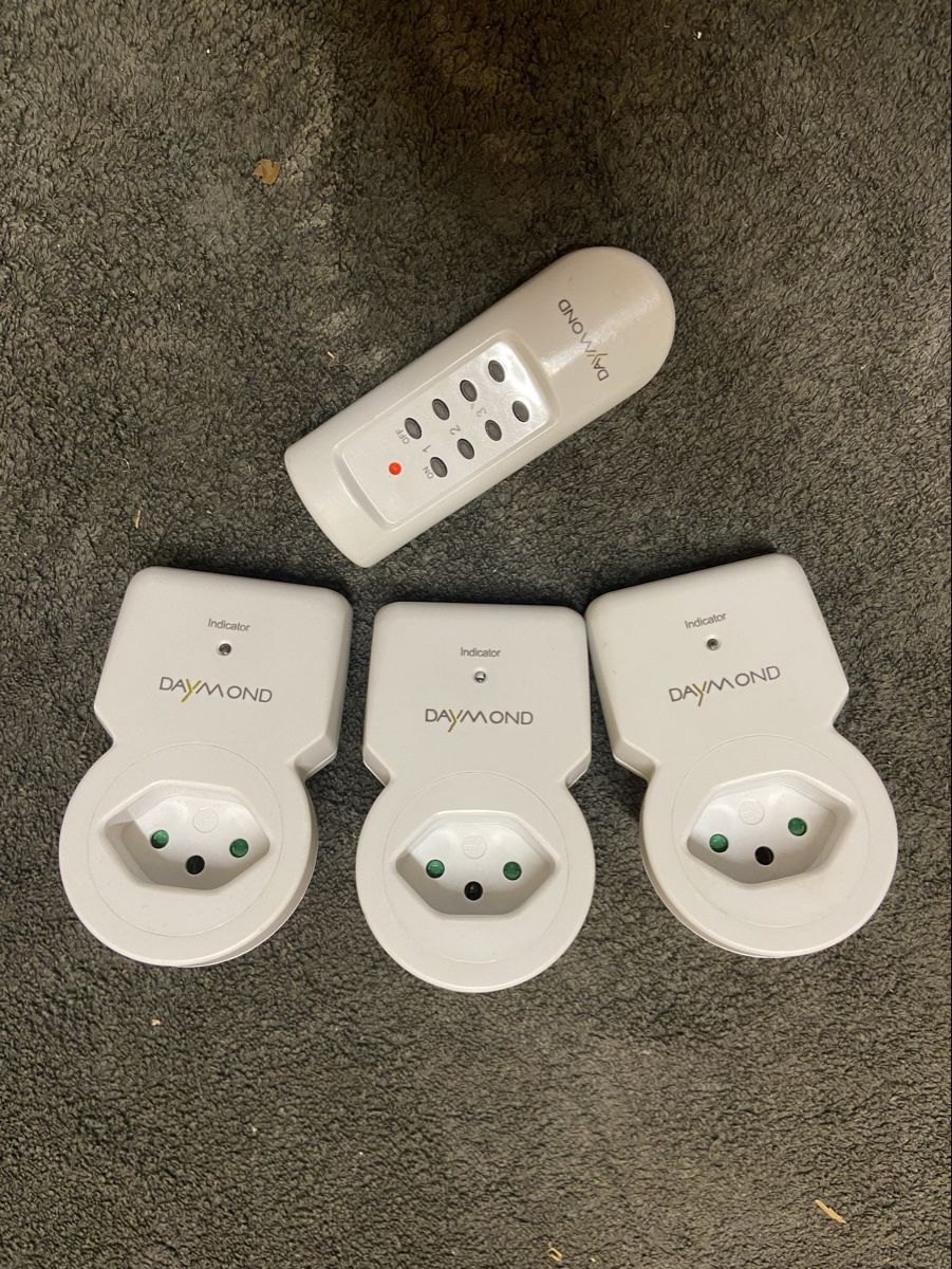 Stecker: Lot de 3 prises télécommandées Daymond + télécommande  – Neu (gemäss Beschreibung) aus Genève von muj_2zmc
