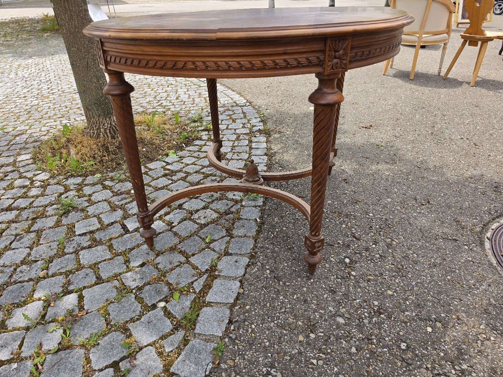 Tavoli: Antiker Nussbaum Rundtisch mit Schnitzereien,  – Usato da Mettlen venduto da elios0888 4