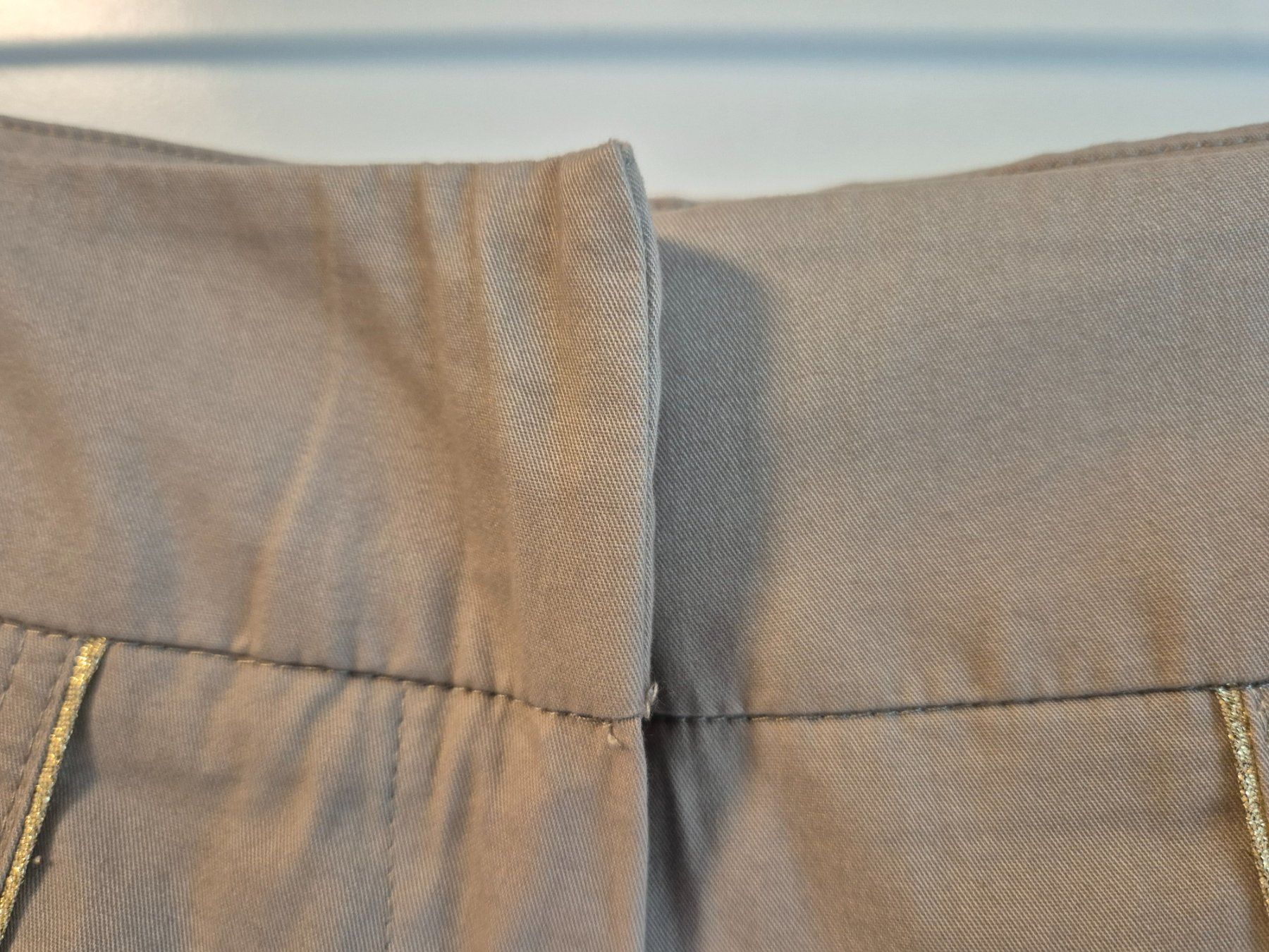 Maje Hosen: MAJE elegante shorts    beige - gold  Grösse 38 – Gebraucht aus Niederweningen von Obson 2