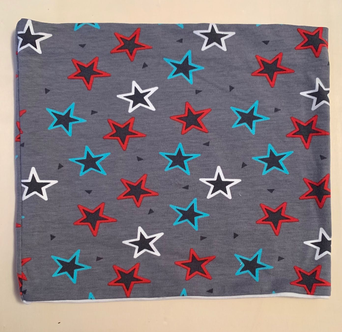 Altro abbigliamento per bambino: HANDMADE SET WENDBAR Kappe und Schal grau mit Sternen – Nuovo e nell'imballaggio originale da Emmenbrücke venduto da swissmade-miracles 1