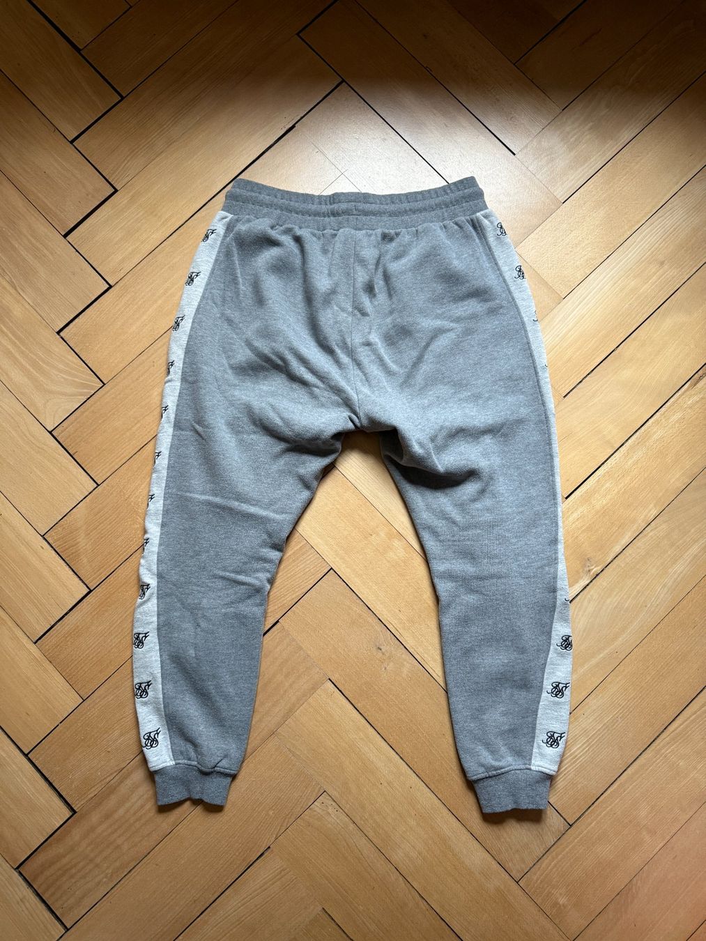 Siksilk Hosen: SIKSILK - Trainerhose hellgrau XXL – Gebraucht aus Zürich von Diazaio 2