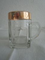 Kleines antikes Glas mit Henkel und Goldrand