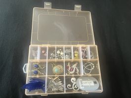 Schmuckbox mit diversen Schmuckstücken