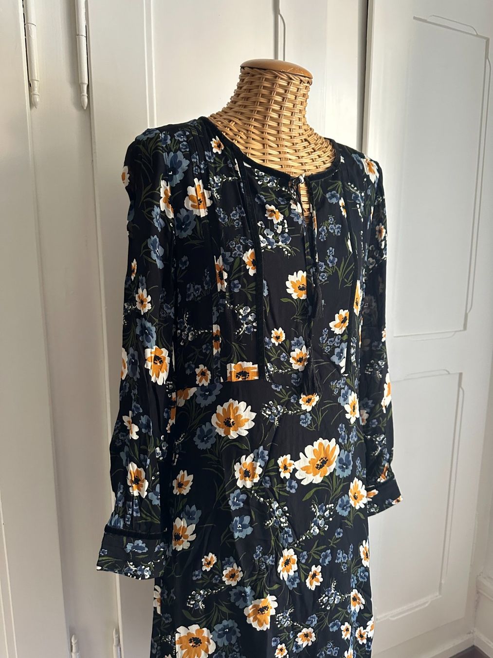Robes: MORE & MORE - Kleid schwarz geblümt 40 – D'occasion à Zürich par Diazaio 1