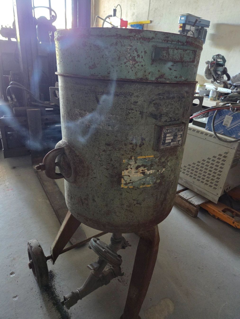 Oerlikon Toutes les machines: Sandstrahlkessel mit Räder – D'occasion à Salmsach par dul_qgn5 1