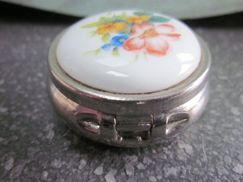 Altro in Cosmetici & Cura: Pillendose rund mit Blumenmotiv – Usato da Bischofszell venduto da Pfau0 3