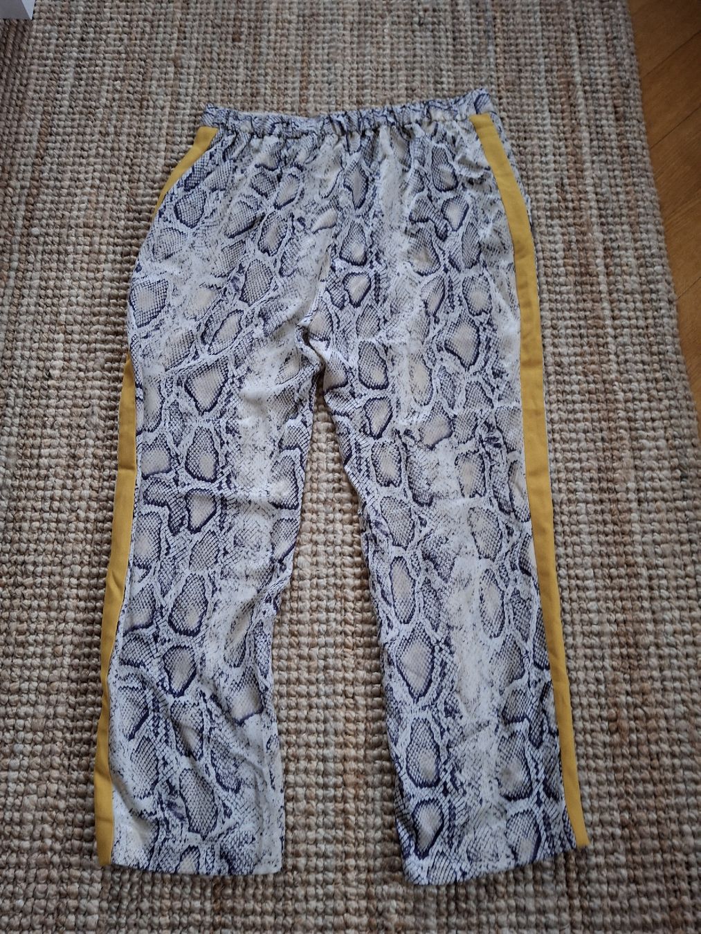 Zara Hosen: Pantalon Zara L imprimés python  – Gebraucht aus Lausanne von Cognitia 3