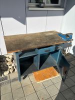 Werkbank mit Schraubstock