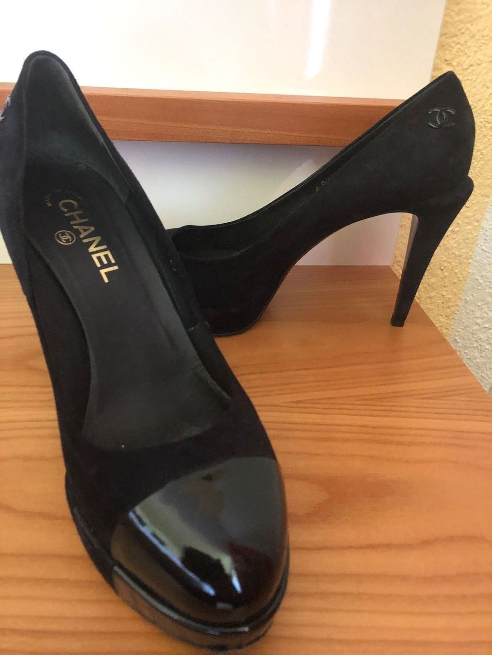 Chanel Scarpe da donna: CHANEL Schuhe. Dunkelblau. Grösse 40. – Usato da Wald ZH venduto da mlnt 1