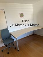 Bürotisch mit Stuhl
