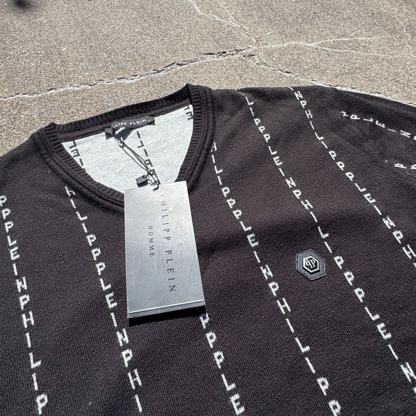 Philipp Plein Maglioni & Felpe: Philipp Plein monogram black V-neck sweater – Usato da St. Gallen venduto da sourced_limited 1