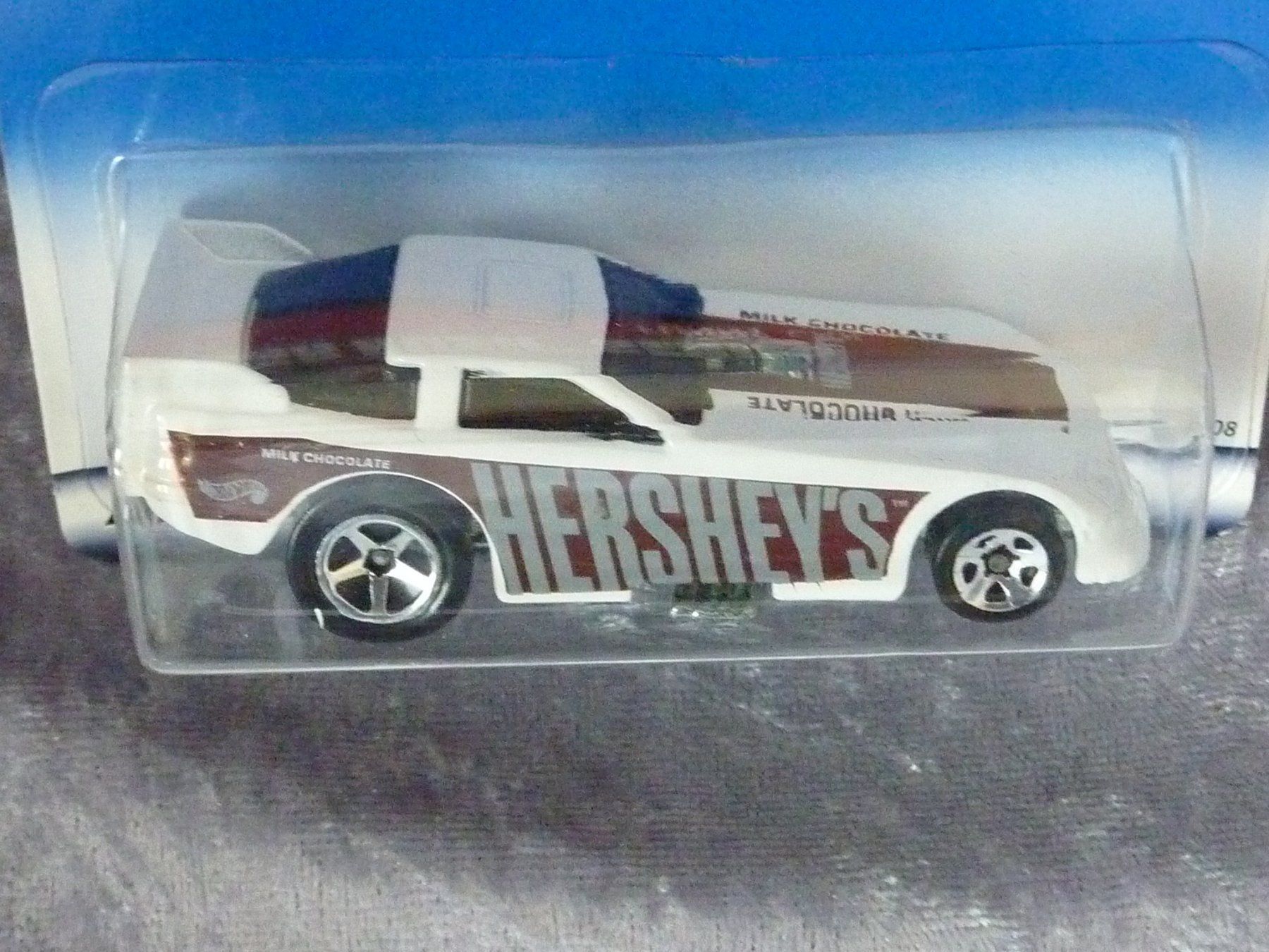 Hot Wheels Modellini d'auto: Funny Car Hershey's 1:64 – Nuovo e nell'imballaggio originale da Dürrenäsch venduto da modellautos4you 1