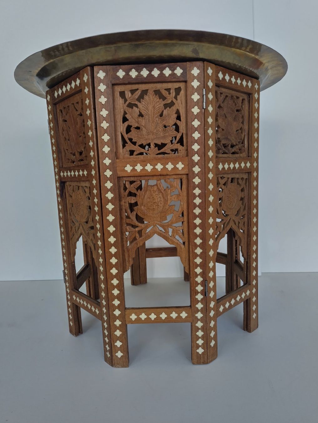 Tavoli: Beistelltisch mit Messingtablett orientalisch Holz geschn... – Usato da Schlieren venduto da Tiefsee