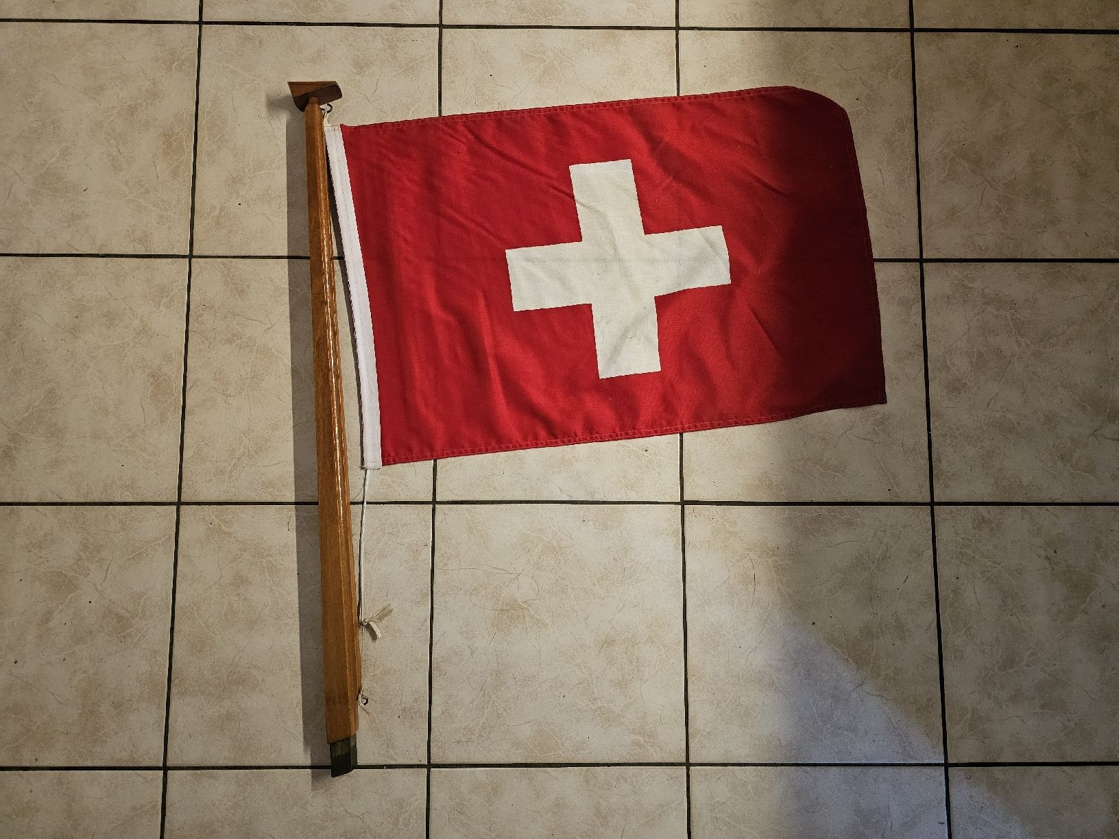 Drapeaux: Flaggenstock mit Schweizerfahne – D'occasion à Meisterschwanden par Hummer21