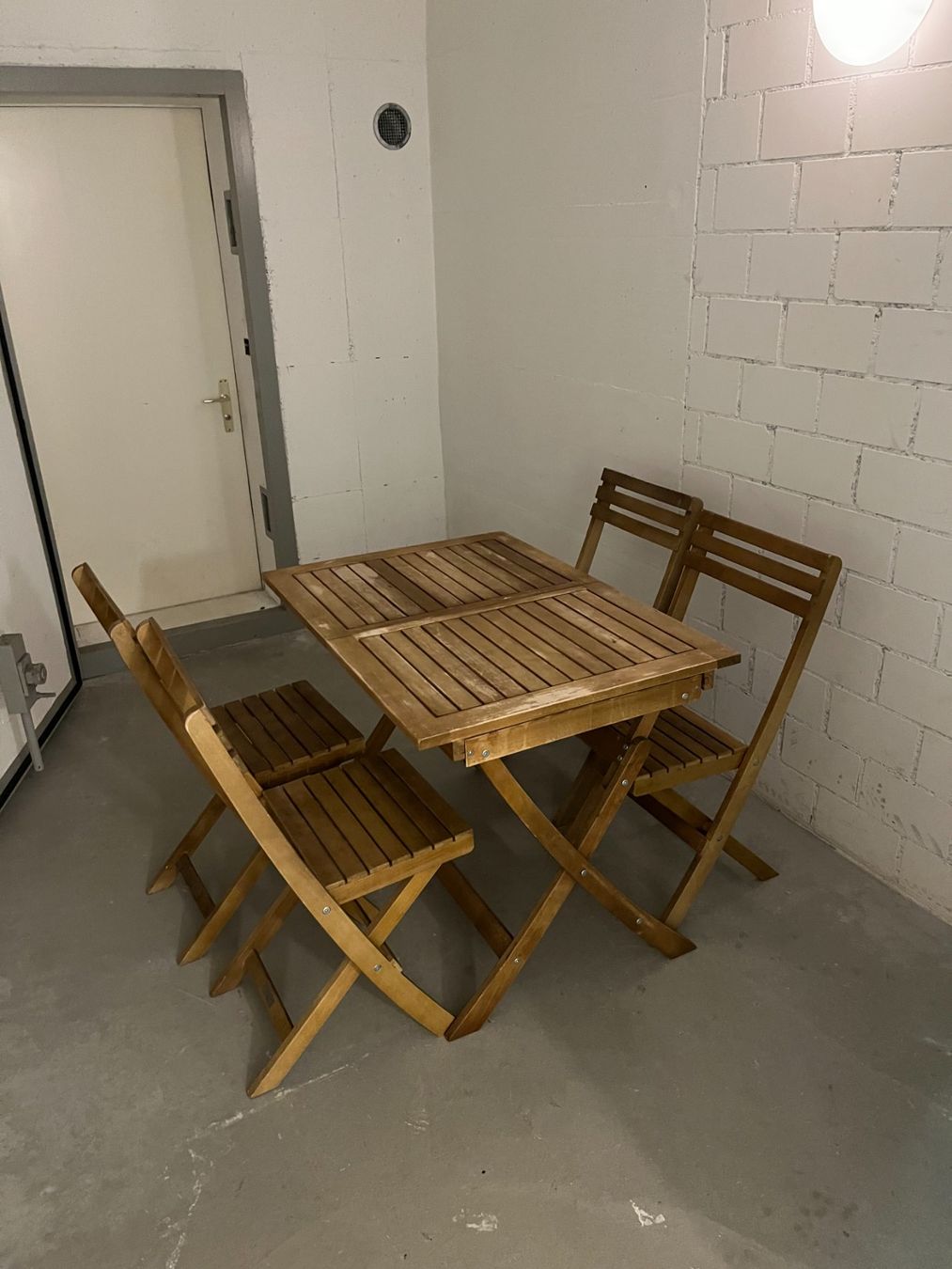 Set di tavolo e panche: Holz Gartentisch mit 4 Klappstühlen – Usato da Zuzwil SG venduto da pavlod 5