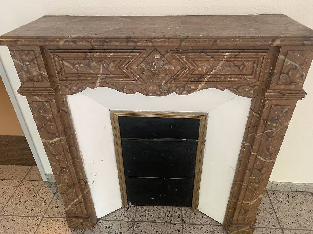 Camini: Antike Jugendstil Kaminumrandung Marmoroptik – Usato da Rothrist venduto da Oddymanliane