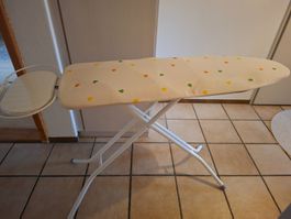 Bügeltisch mit Ablage gut erhalten