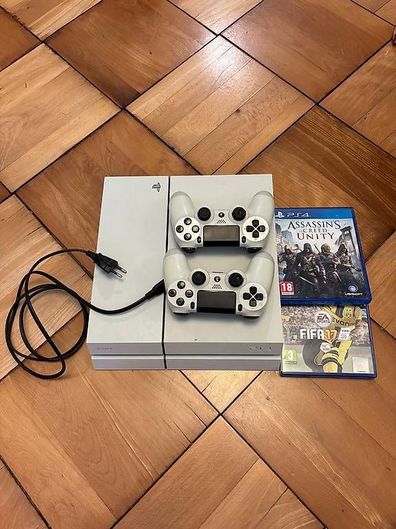 Consoles: Playstation 4 inkl. 2 Controller – D'occasion à Zürich par tim_dt6l