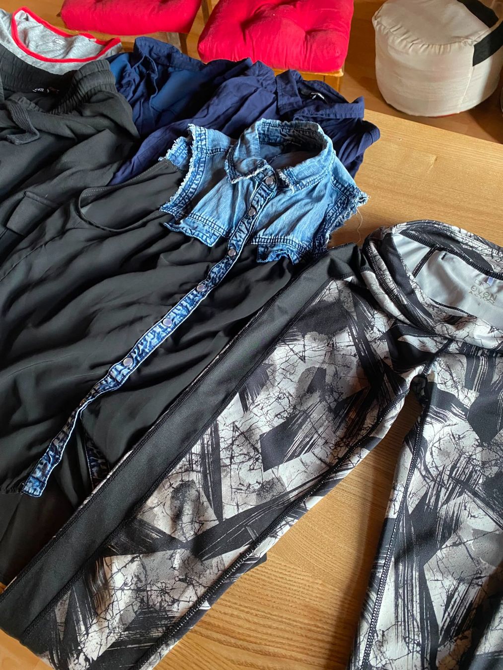 Lotti di vestiti: 13-teiliges Damen-/Mädchenpaket Gr. S – Usato da Röschenz venduto da Tashroal 6