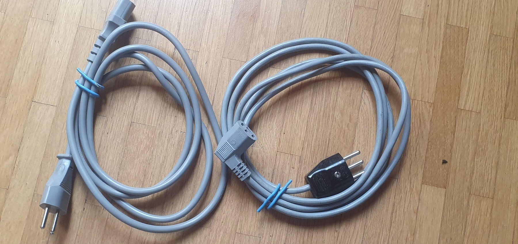 Cavi: Diverse Stromkabel mit Apparatestecker + FlachsteckerCH/D/GB – Usato da Schliern b. Köniz venduto da Evivo 2