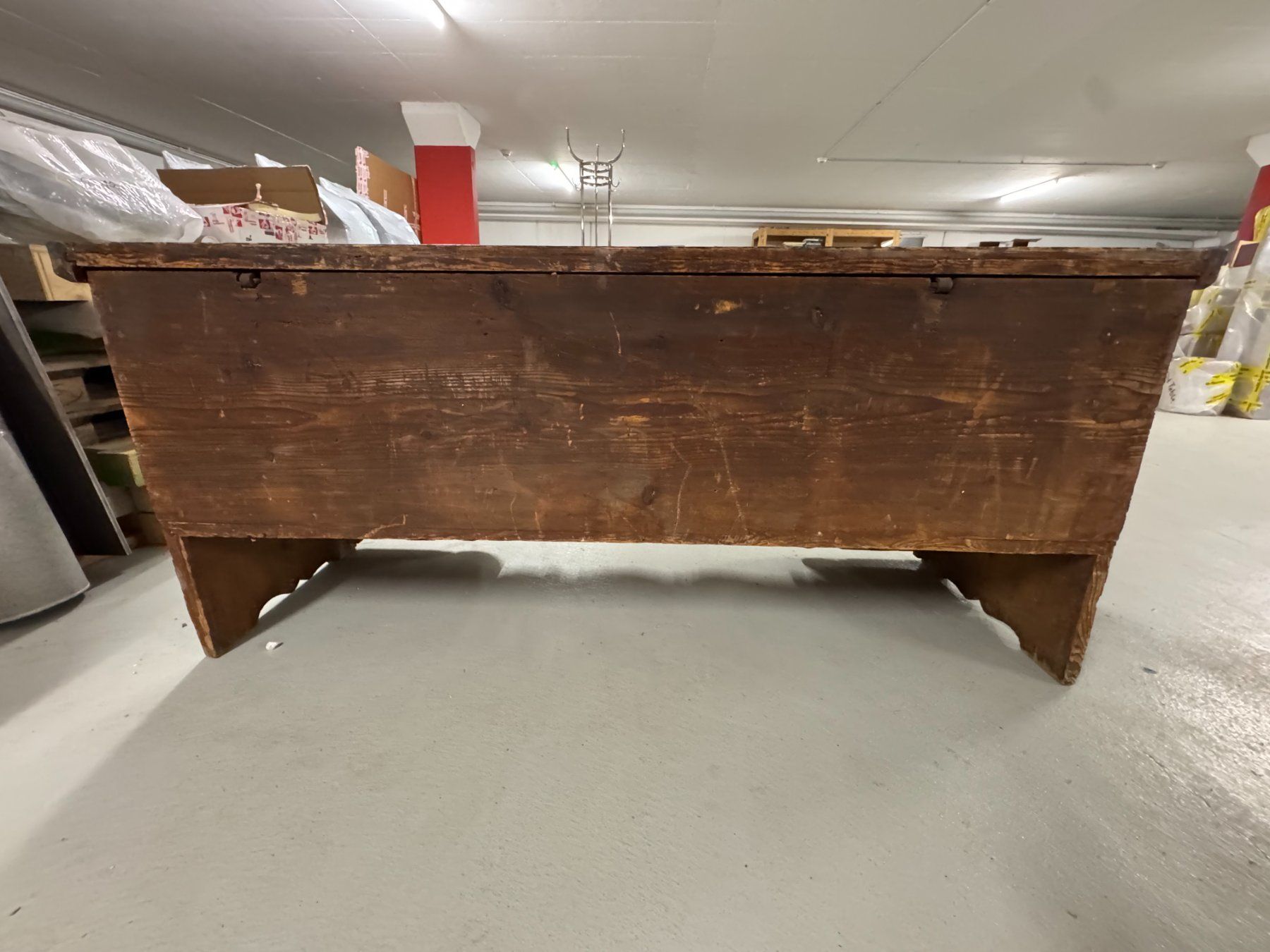 Allestimento di negozi e stand fieristici: 16th century Italian Bahut – Usato da Gsteig b. Gstaad venduto da Auctionly 8
