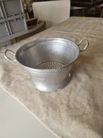Altes Löcherbecki aus Aluminium für Gemüse